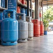 Bình gas xếp tại cửa hàng kinh doanh khí đốt