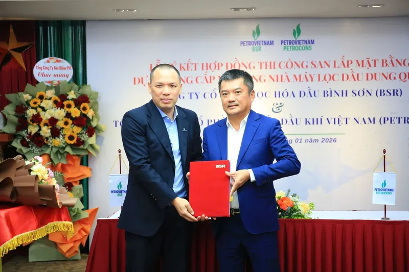 Lễ trao hợp đồng bảo hiểm gói thầu san lấp mặt bằng dự án nâng cấp, mở rộng Nhà máy lọc dầu Dung Quất
